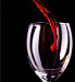  rode wijn die in glas giet 